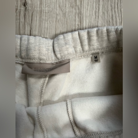 BRAND NEW Fear of God Essentials Sweatpants Light Oatmeal Men Size Medium - Picture 5 of 8
